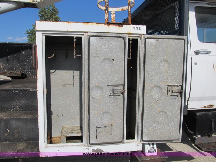 image for item B2796 1989 Ford F800 bucket truck