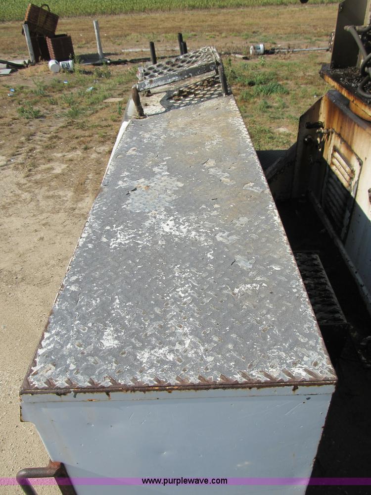 image for item B2796 1989 Ford F800 bucket truck