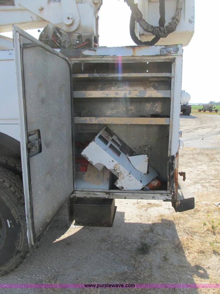 image for item B2796 1989 Ford F800 bucket truck