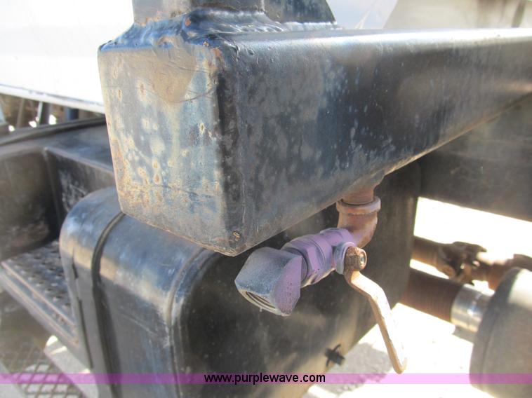 image for item B2796 1989 Ford F800 bucket truck