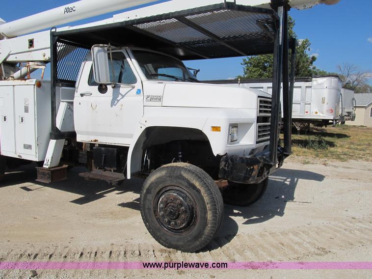 image for item B2796 1989 Ford F800 bucket truck