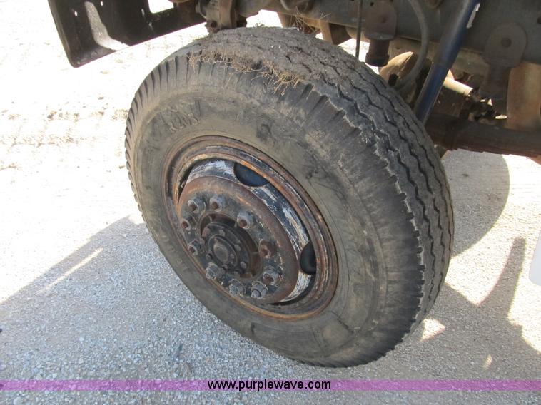 image for item B2796 1989 Ford F800 bucket truck