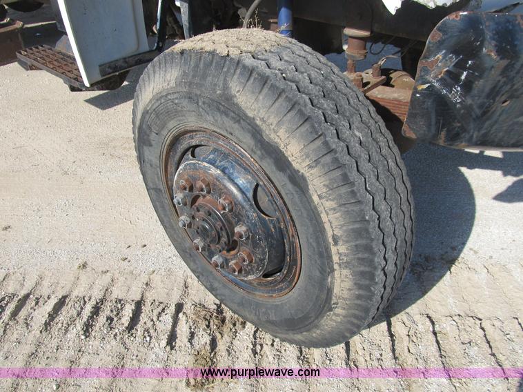 image for item B2796 1989 Ford F800 bucket truck