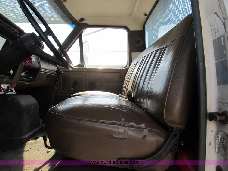 image for item B2796 1989 Ford F800 bucket truck