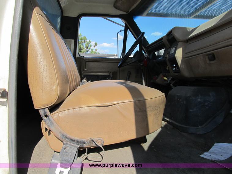 image for item B2796 1989 Ford F800 bucket truck