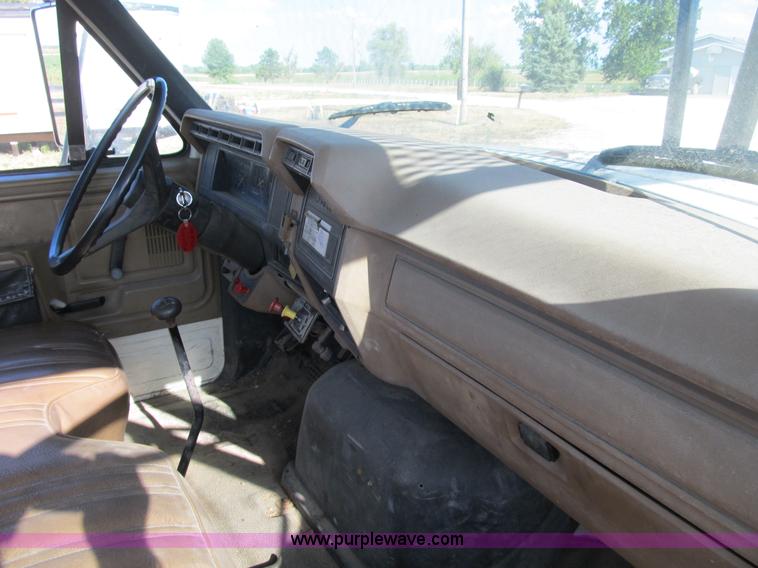 image for item B2796 1989 Ford F800 bucket truck