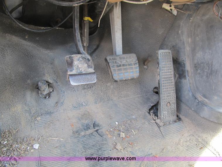 image for item B2796 1989 Ford F800 bucket truck