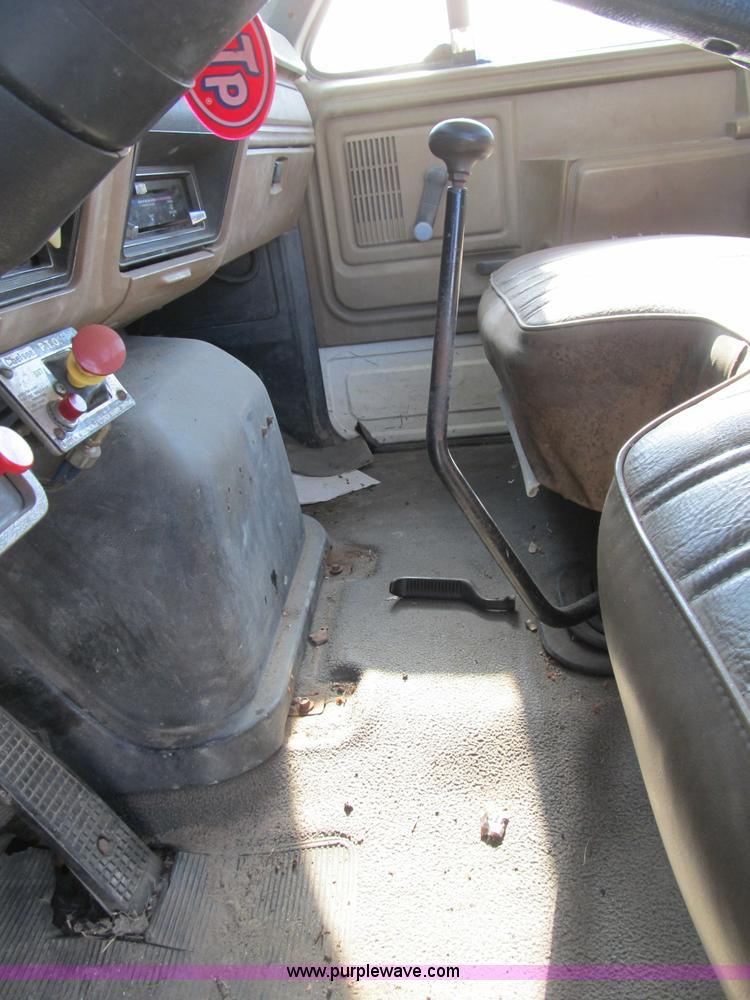 image for item B2796 1989 Ford F800 bucket truck