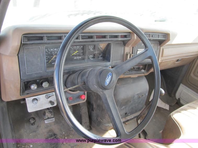 image for item B2796 1989 Ford F800 bucket truck