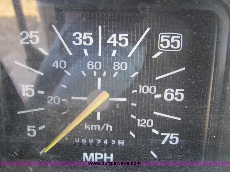 image for item B2796 1989 Ford F800 bucket truck