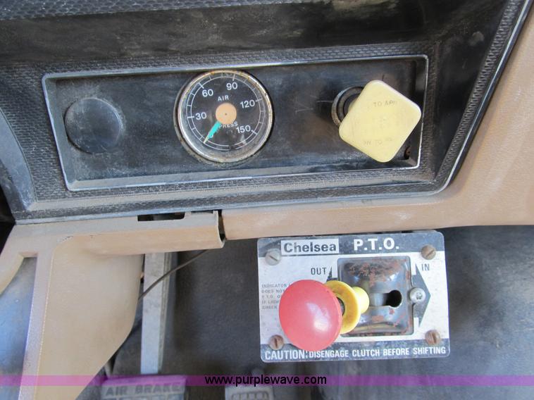 image for item B2796 1989 Ford F800 bucket truck