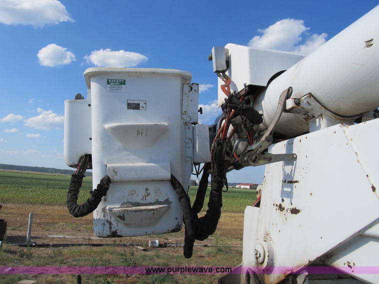 image for item B2796 1989 Ford F800 bucket truck