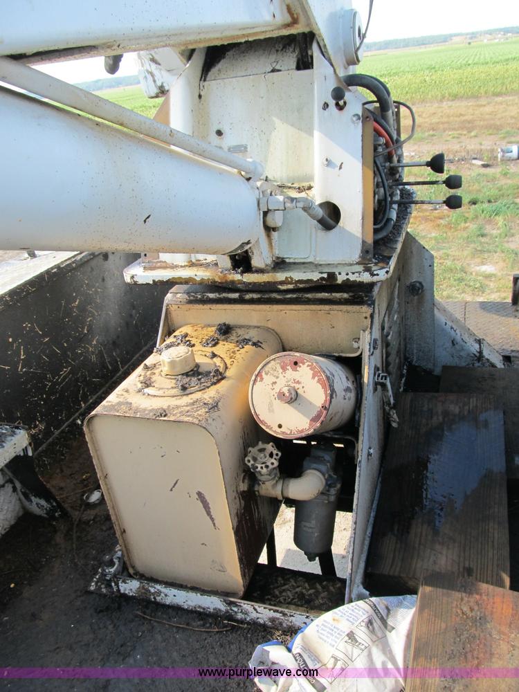 image for item B2796 1989 Ford F800 bucket truck