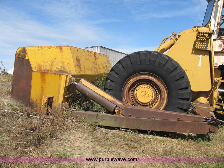 image for item B2887 International Harvester D400 dozer