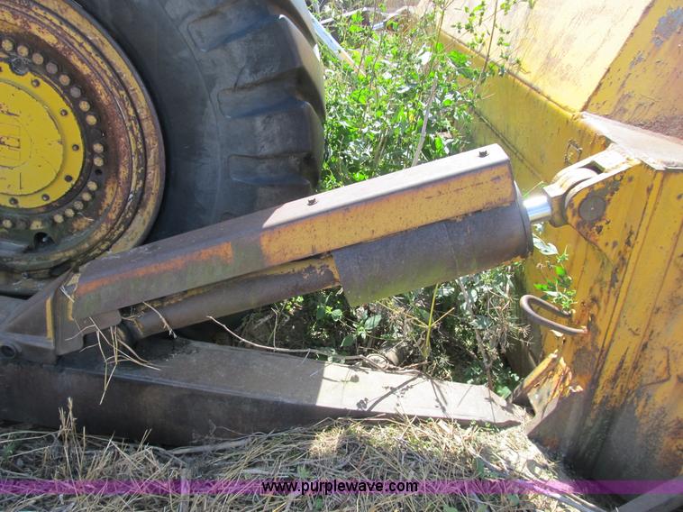 image for item B2887 International Harvester D400 dozer