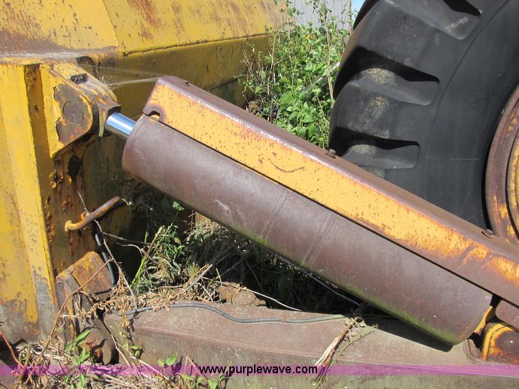 image for item B2887 International Harvester D400 dozer
