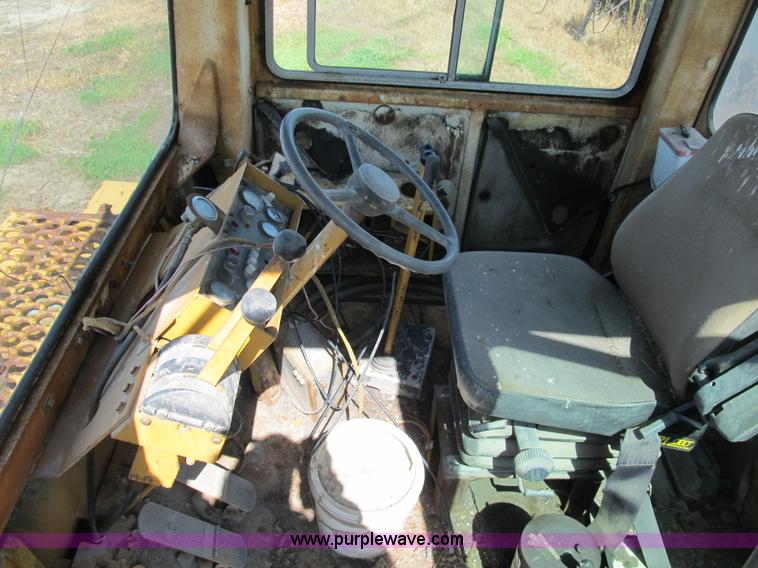 image for item B2887 International Harvester D400 dozer