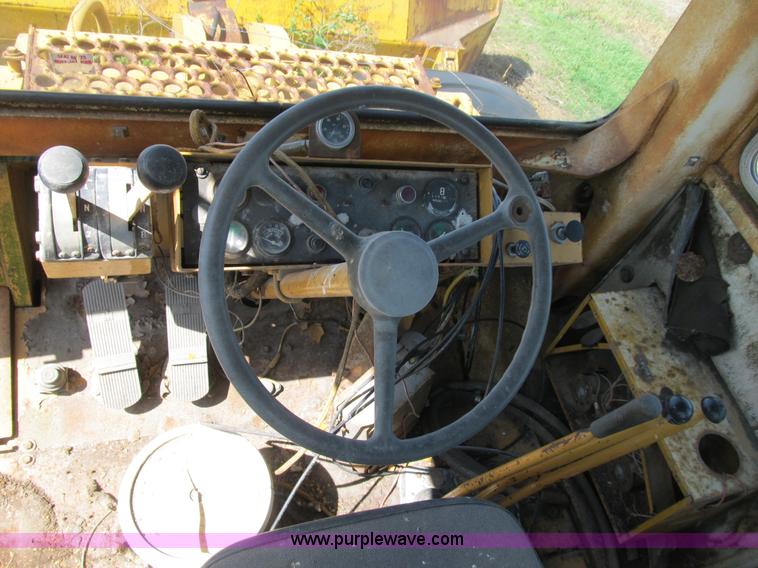 image for item B2887 International Harvester D400 dozer