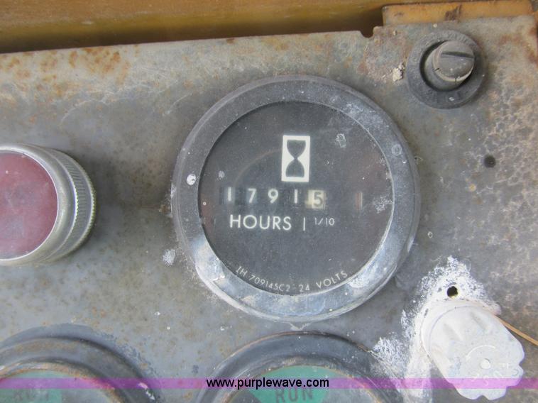 image for item B2887 International Harvester D400 dozer