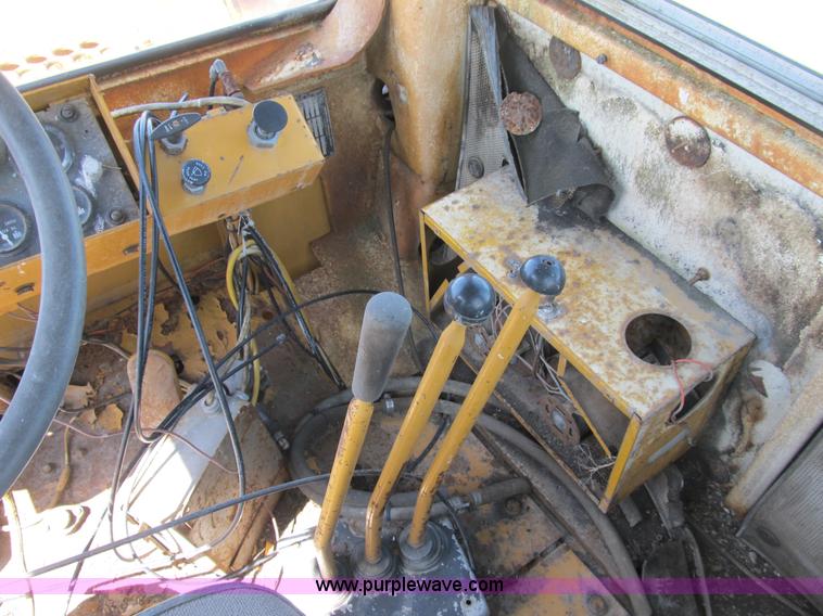 image for item B2887 International Harvester D400 dozer