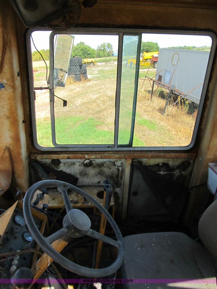 image for item B2887 International Harvester D400 dozer