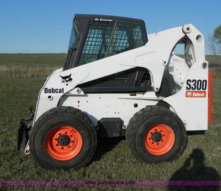 image for item B3903 2002 Bobcat S300 skid steer