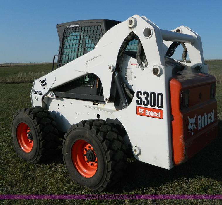 image for item B3903 2002 Bobcat S300 skid steer