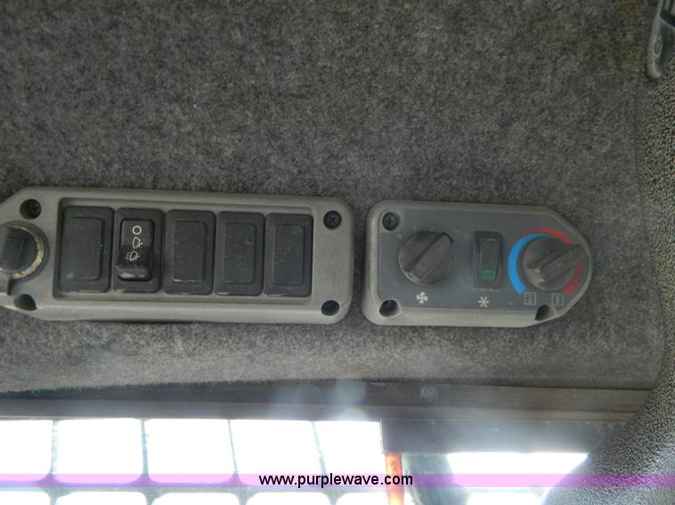 image for item B3903 2002 Bobcat S300 skid steer