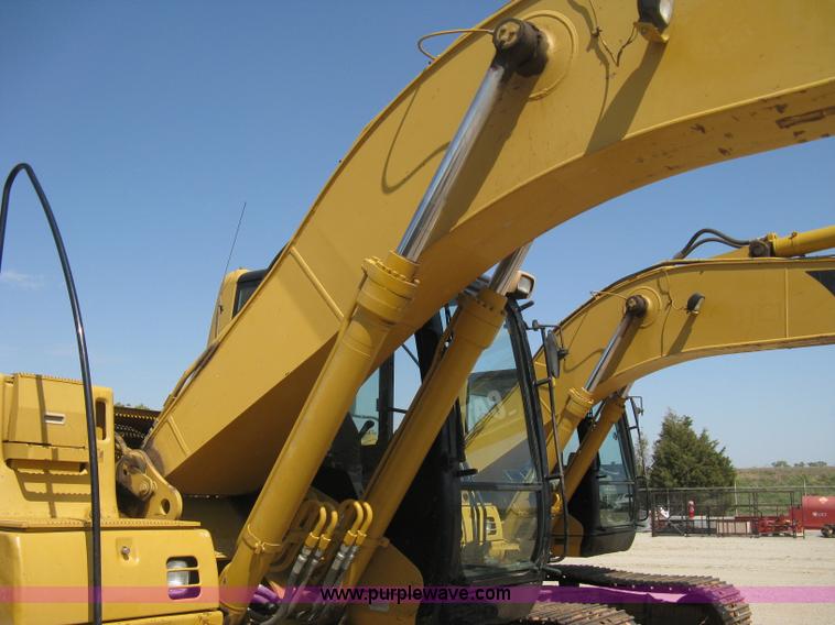 image for item B8163 2001 Caterpillar 320CL excavator