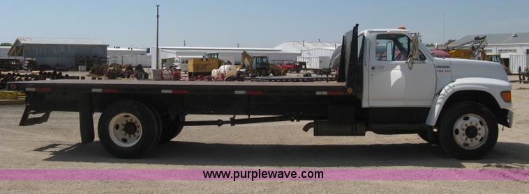 image for item B8167 1999 Ford F800 flatbed truck