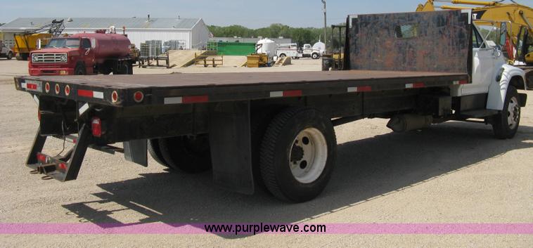 image for item B8167 1999 Ford F800 flatbed truck