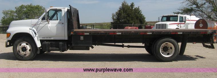 image for item B8167 1999 Ford F800 flatbed truck