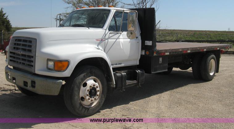 image for item B8167 1999 Ford F800 flatbed truck