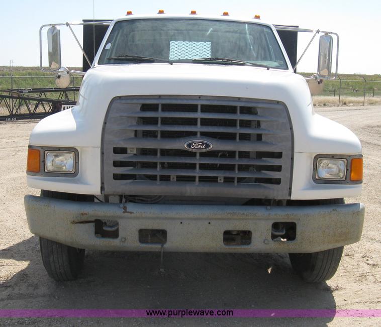 image for item B8167 1999 Ford F800 flatbed truck