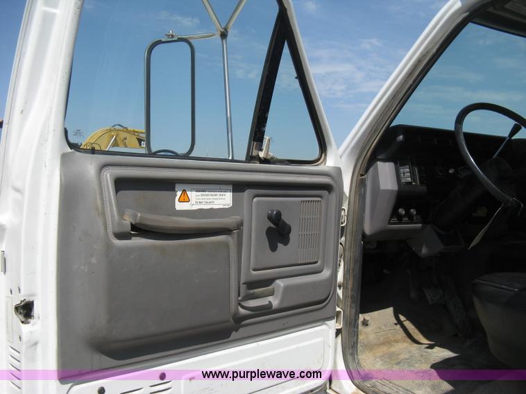 image for item B8167 1999 Ford F800 flatbed truck