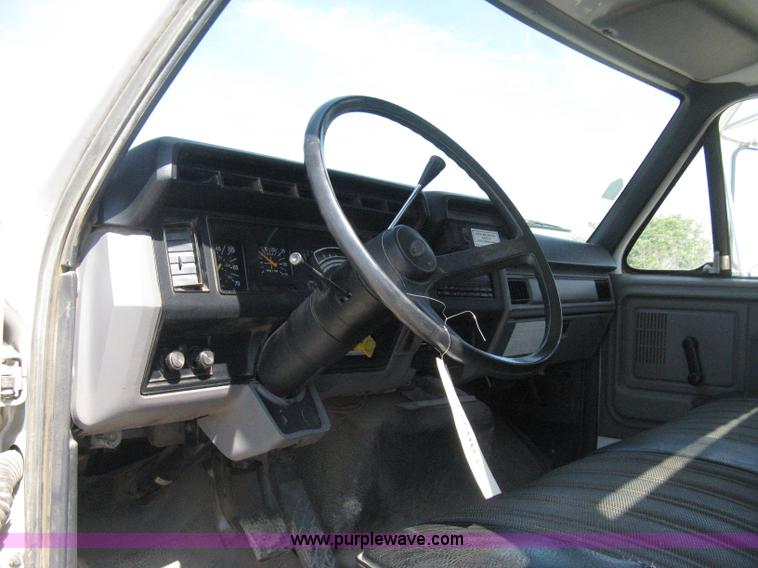 image for item B8167 1999 Ford F800 flatbed truck