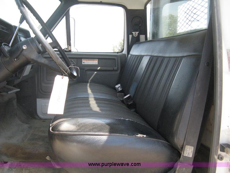 image for item B8167 1999 Ford F800 flatbed truck