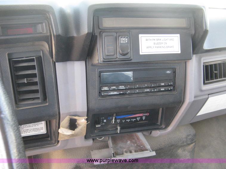 image for item B8167 1999 Ford F800 flatbed truck