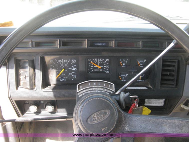 image for item B8167 1999 Ford F800 flatbed truck