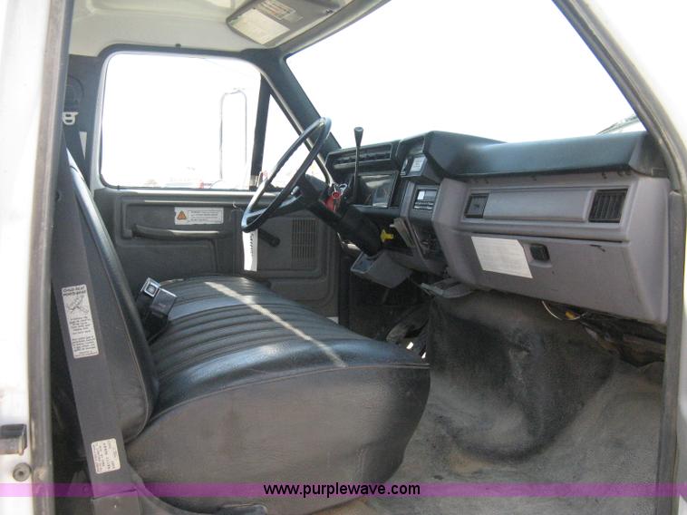 image for item B8167 1999 Ford F800 flatbed truck