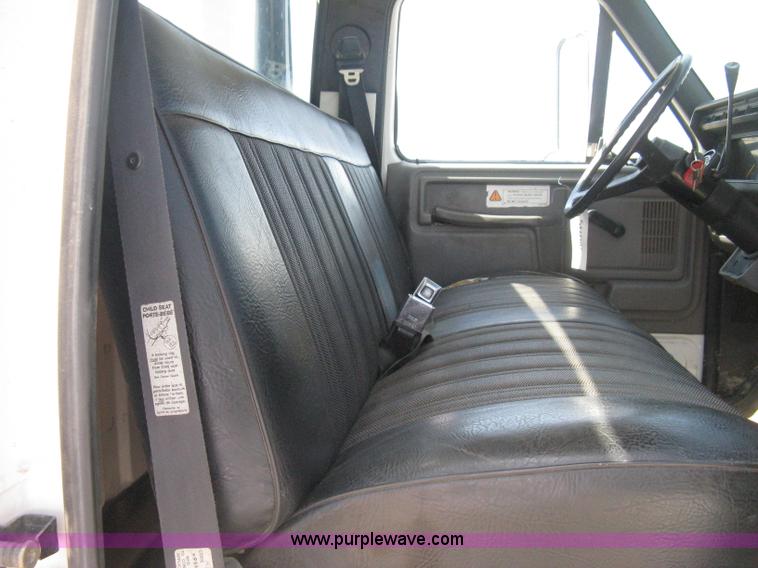 image for item B8167 1999 Ford F800 flatbed truck