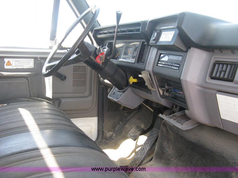 image for item B8167 1999 Ford F800 flatbed truck