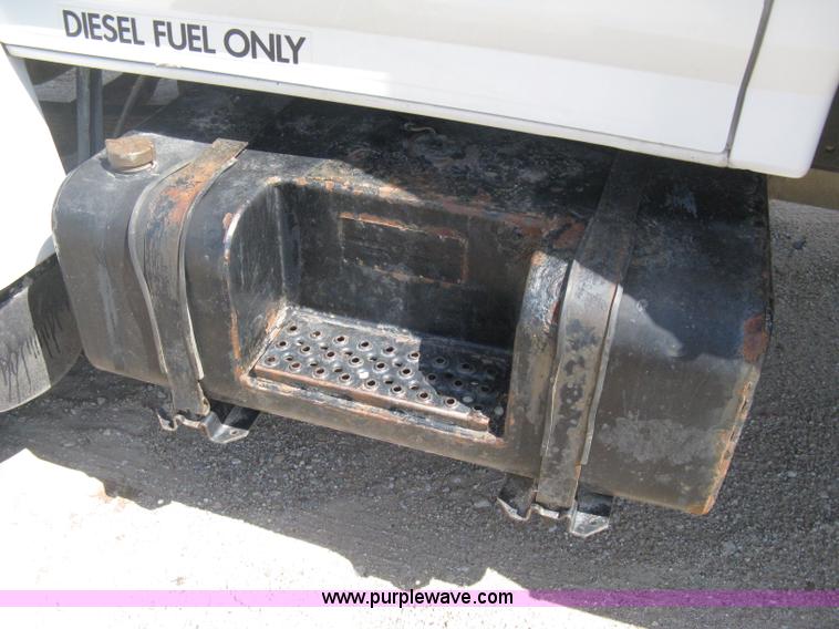 image for item B8167 1999 Ford F800 flatbed truck