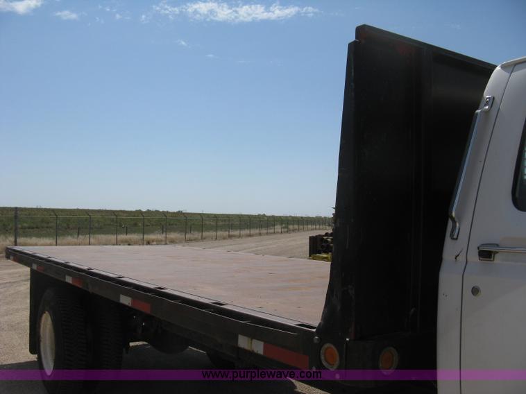 image for item B8167 1999 Ford F800 flatbed truck