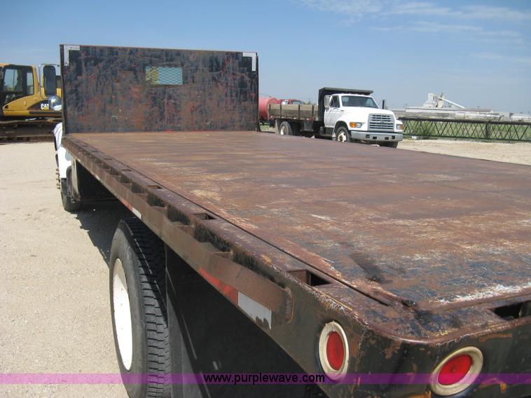 image for item B8167 1999 Ford F800 flatbed truck