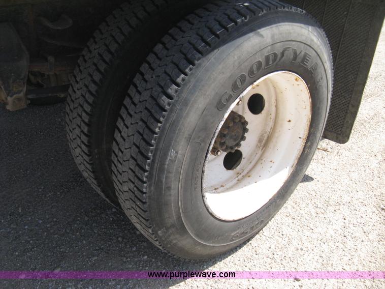 image for item B8167 1999 Ford F800 flatbed truck