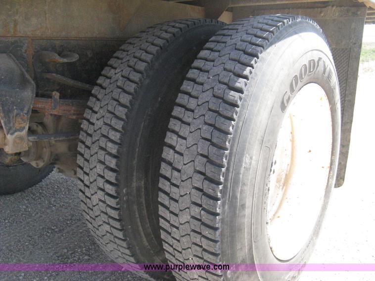 image for item B8167 1999 Ford F800 flatbed truck