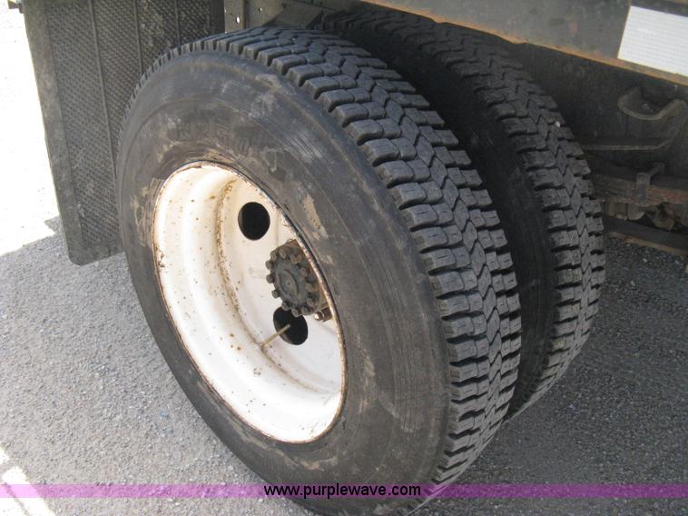 image for item B8167 1999 Ford F800 flatbed truck