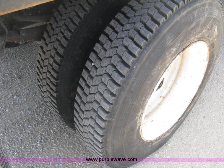 image for item B8167 1999 Ford F800 flatbed truck