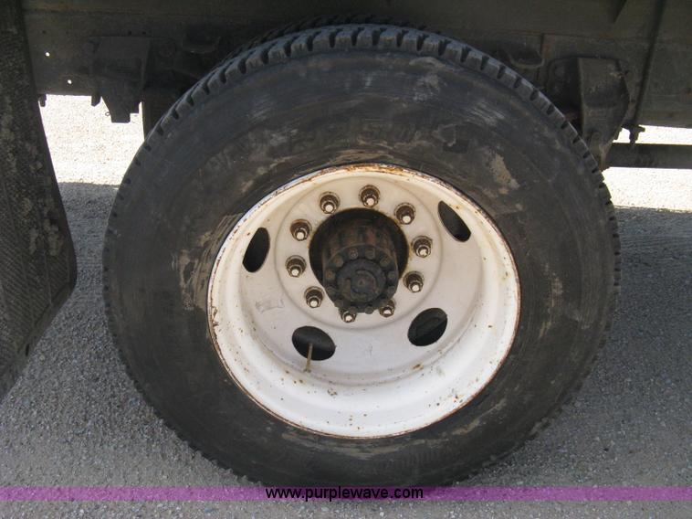 image for item B8167 1999 Ford F800 flatbed truck